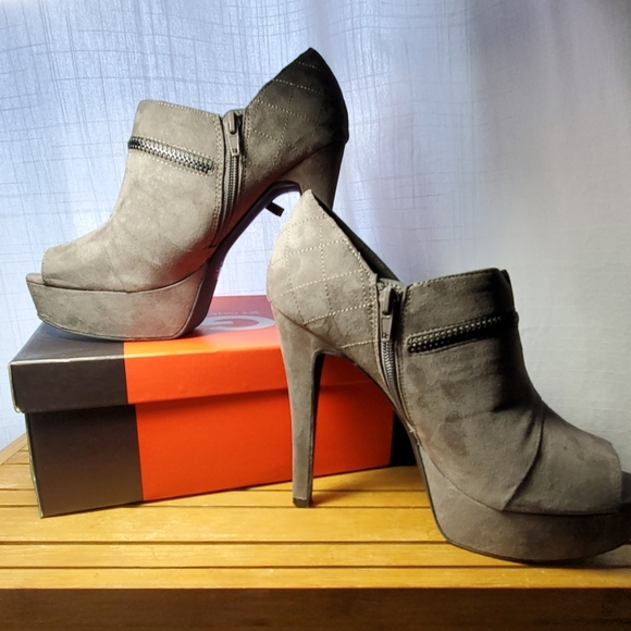 G by Guess Gray Suede Platform Ankle Shooties 8.5 - Picture 7 of 8